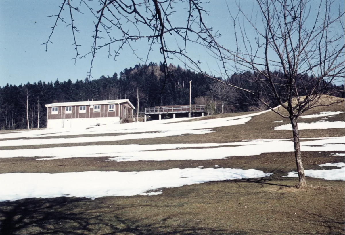 Das erste Clubhaus wurde am 1. Juni 1965 eröffnet. Das Clubhaus, am Boden etwas Schnee.